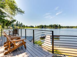 Gorgeous Long Lake Home with Dock, Kayak, SUP and More，位于莱西的酒店