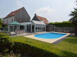 Splendid villa in Flemish Ardennes with pool，位于Zottegem的酒店