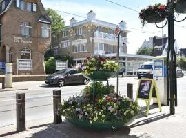 Former hotel in the centre and at 50 metres from the beach in Panne