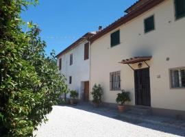 Simplistic Holiday Home in Pistoia with Terrace Garden，位于皮斯托亚的别墅