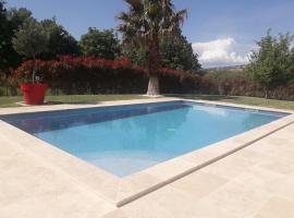 Villa Les palmiers en Provence，位于伊索勒河畔贝斯的酒店