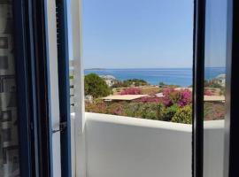 Peaceful getaway for 2 - amazing sea view/sunbeds!，位于安倍拉斯的酒店