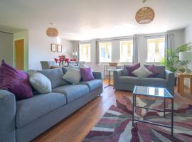 Pass the Keys The Stables Stylish cottage with hot tub and parking，位于奇平卡姆登的酒店
