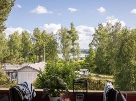 Beautiful house next to Burvik Golf of a high standard with a lake view，位于Edsbro的别墅