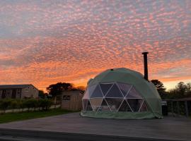 Glamping Dome Elysian Fields，位于赫尔斯顿的豪华帐篷营地