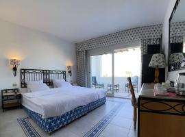 Azure Retreat - Private Luxury Sea View Apartment，位于沙姆沙伊赫的海滩短租房