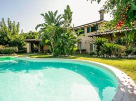 Awesome Home In Polistena With Outdoor Swimming Pool, Sauna And 7 Bedrooms，位于Polistena的酒店