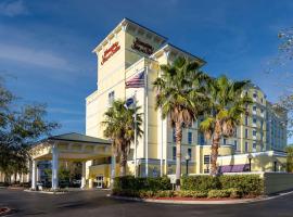 Hampton Inn & Suites Jacksonville Deerwood Park，位于杰克逊维尔Lone Star Road Shopping Center附近的酒店