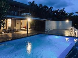 Jumbo Sapphire Luxe,2BHK Chalet with Private Pool & Jacuzzi，位于Malavli的带按摩浴缸的酒店
