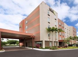 佛罗里达城希尔顿欣庭套房酒店，位于佛罗里达市佛罗里达工厂商店附近的酒店