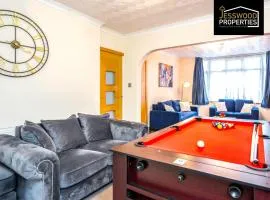 Large 6 Bedroom Contractor House by Jesswood Properties Short Lets For Groups, Business And Leisure With Free Parking, Wifi and Pool Table