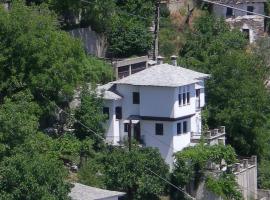 Άνετος χώρος με parking, αυλή και θαυμάσια θέα，位于马克里尼撒的酒店