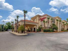 Hampton Inn St. Simons Island，位于圣西蒙斯岛不伦瑞克金群岛机场 - BQK附近的酒店