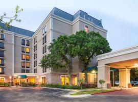 奥斯汀大学区双树酒店，位于奥斯汀Lee and Joe Jamail Texas Swimming Center - University of Texas附近的酒店