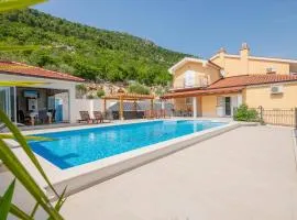 弗尔戈拉茨四卧室度假屋