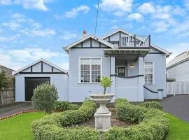 Charming spacious home with bay views close to CBD