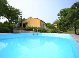 Holiday Home in Largenti re with Pool，位于拉让提耶尔的度假屋