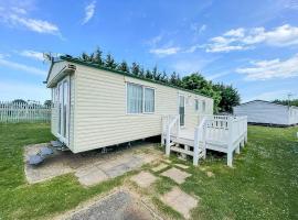 Caravan At Highfield Grange With Decking, Sleeps 6 Ref 26446ba，位于滨海克拉克顿的露营地