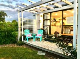 Rustling Oaks NZ Tropical Tiny House，位于Tamahere的小屋