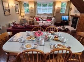 The Old School Caeathro, Snowdon, Eryri and Yr Wydffa Cottages，位于卡纳芬的酒店