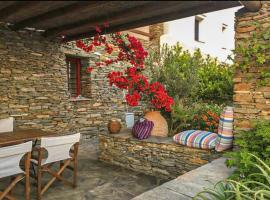 Stylish stone house with pool - Aprovato, Andros，位于安德罗斯的酒店