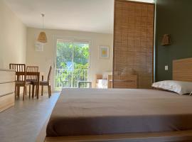"LE MARINA" Maison & Appartements proche de la mer avec piscine，位于塞里尼昂的豪华帐篷营地