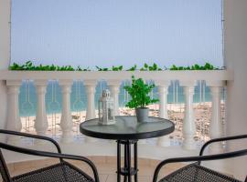 Amazing sea view studio，位于拉斯阿尔卡麦的带泳池的酒店