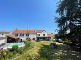 La demeure de Liers，位于圣热讷维耶夫代布瓦的带泳池的酒店