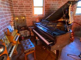 猫とピアノと星空のリゾートブティックコテージ -Starry Forest Cottage Okinawa-，位于恩纳的酒店