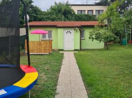 Small-comfy Guest House in Donaustadt garden - Not SHARED!，位于维也纳Aspernstraße Metro Stop附近的酒店