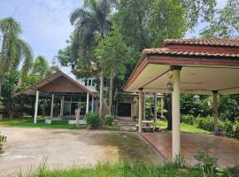 Pool Villa Armthong Home，位于Ban Nong Toei的乡间豪华旅馆