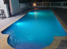 Casa chalet de campo con piscina，位于纳祖尔的酒店