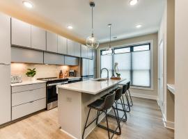 Modern and Stylish Condo 5 Mi to Downtown Charlotte，位于夏洛特的酒店