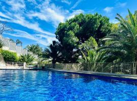 Luxury 130m2 AC, Terrace, Pool, Parking - Steps to beach, 5 min Palais des Festivals 3BR-3BA，位于戛纳的家庭/亲子酒店