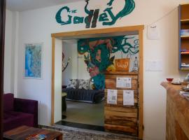 The Galley Party Hostel，位于斯库台的宠物友好酒店