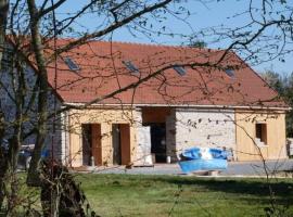 Grange Bouton d Or sleeps 2 quiet countryside location Boussac medieval town，位于Malleret-Boussac的度假短租房