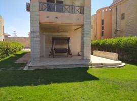 4 bedroom Villa with private terrace, pool, and garden，位于El Hamam的带停车场的酒店