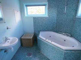 Real fisherman's cabins in Ballstad, Lofoten，位于巴尔斯塔的酒店