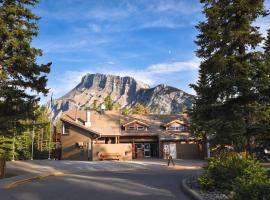 HI Banff Alpine Centre - Hostel，位于班夫的带停车场的酒店