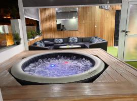 Appartement avec Terasse JACCUZI BARBECUE NETFLIX VUE SUR MER TOTALEMENT GRATUIT sans supplément，位于胡塞马的酒店
