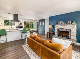 Home in Lake Stevens with large fenced yard，位于Lake Stevens的酒店