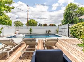 New luxury entertaining house with Pool Spa Sauna Tesla charger Pets，位于洛杉矶的酒店