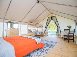 Yellowstone Glamping Tent，位于Cassville的豪华帐篷