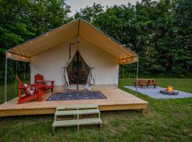 Family Glamping Tent，位于Cassville的酒店