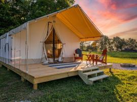 Roaring River Luxury Glamping #5，位于Cassville的酒店