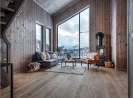 Premium Penthouse near Strandafjellet Ski Resort & Geiranger - Panoramic Mountain Views & Sauna