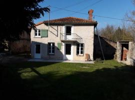 Maison sur les bords de Vienne.，位于Queaux的酒店