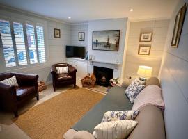 Stylish 3BR Cowes Cottage Close To The Waterfront，位于考斯的酒店