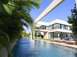 Breathtaking Villa w Pool & Sauna Near the Beach by Sea N' Rent，位于荷兹利亚的带按摩浴缸的酒店