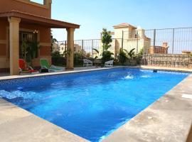 Royal Mansion with private pool in sheikh zayed Compound families，位于Sheikh Zayed的酒店